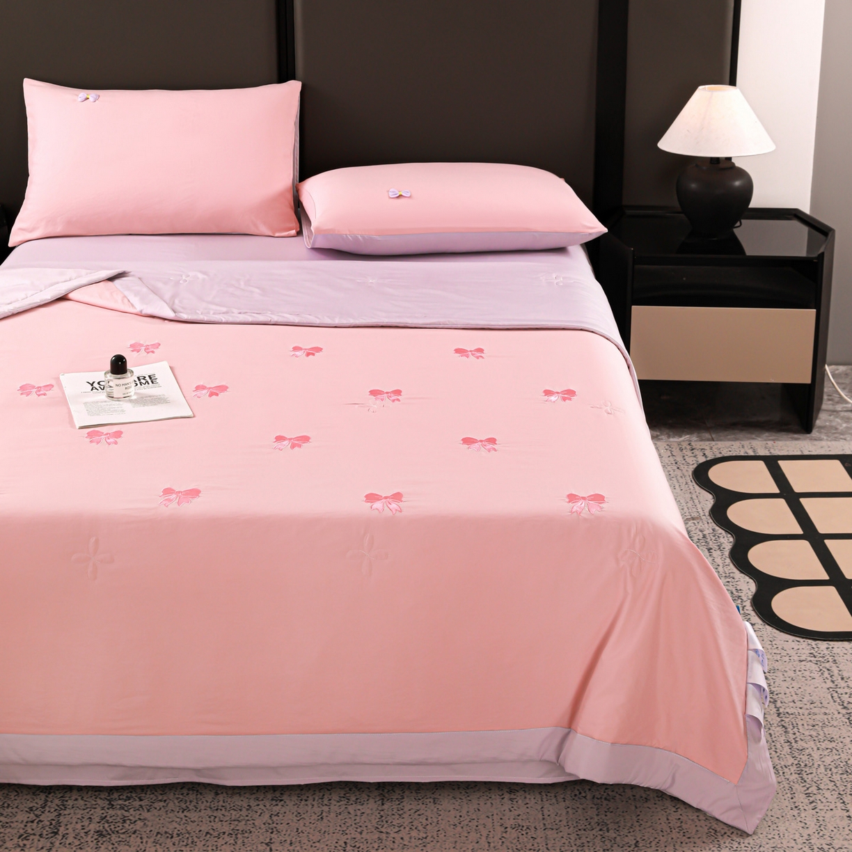 91家纺网 家纺一手货源 找家纺 佳鸿家纺 2026新款A类凉感冰柔丝刺绣手包边夏凉被夏被四件套 提供质检报告 粉紫蝴蝶结