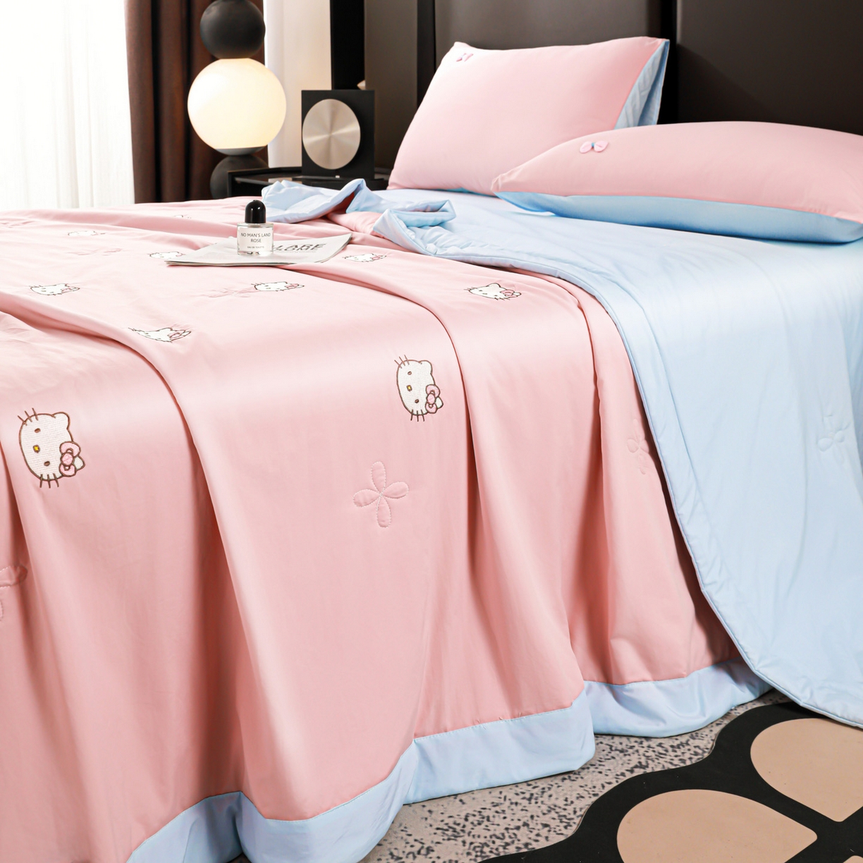 91家纺网 家纺一手货源 找家纺 佳鸿家纺 2026新款A类凉感冰柔丝刺绣手包边夏凉被夏被四件套 提供质检报告 粉蓝kt