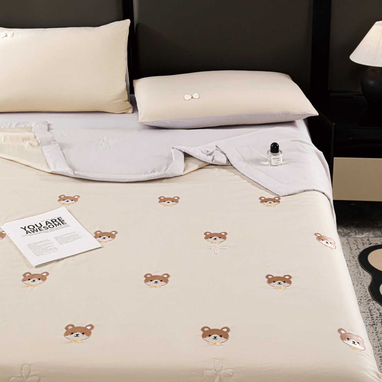 91家纺网 家纺一手货源 找家纺 佳鸿家纺 2026新款A类凉感冰柔丝刺绣手包边夏凉被夏被四件套 提供质检报告 咖+灰小熊