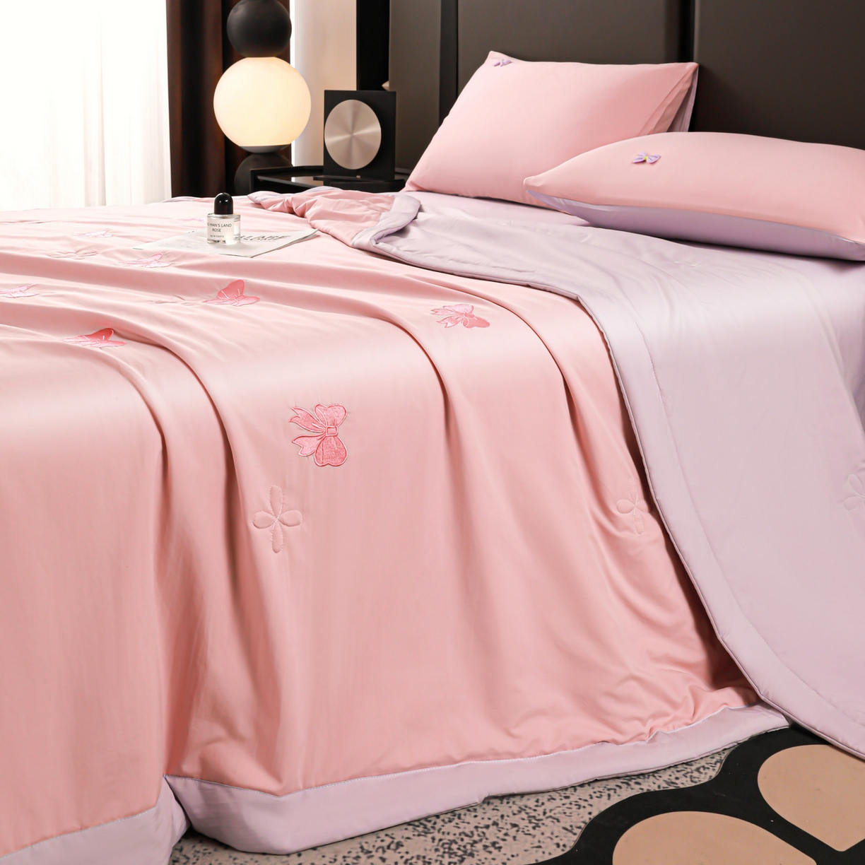 91家纺网 家纺一手货源 找家纺 佳鸿家纺 2026新款A类凉感冰柔丝刺绣手包边夏凉被夏被四件套 提供质检报告 粉紫蝴蝶结