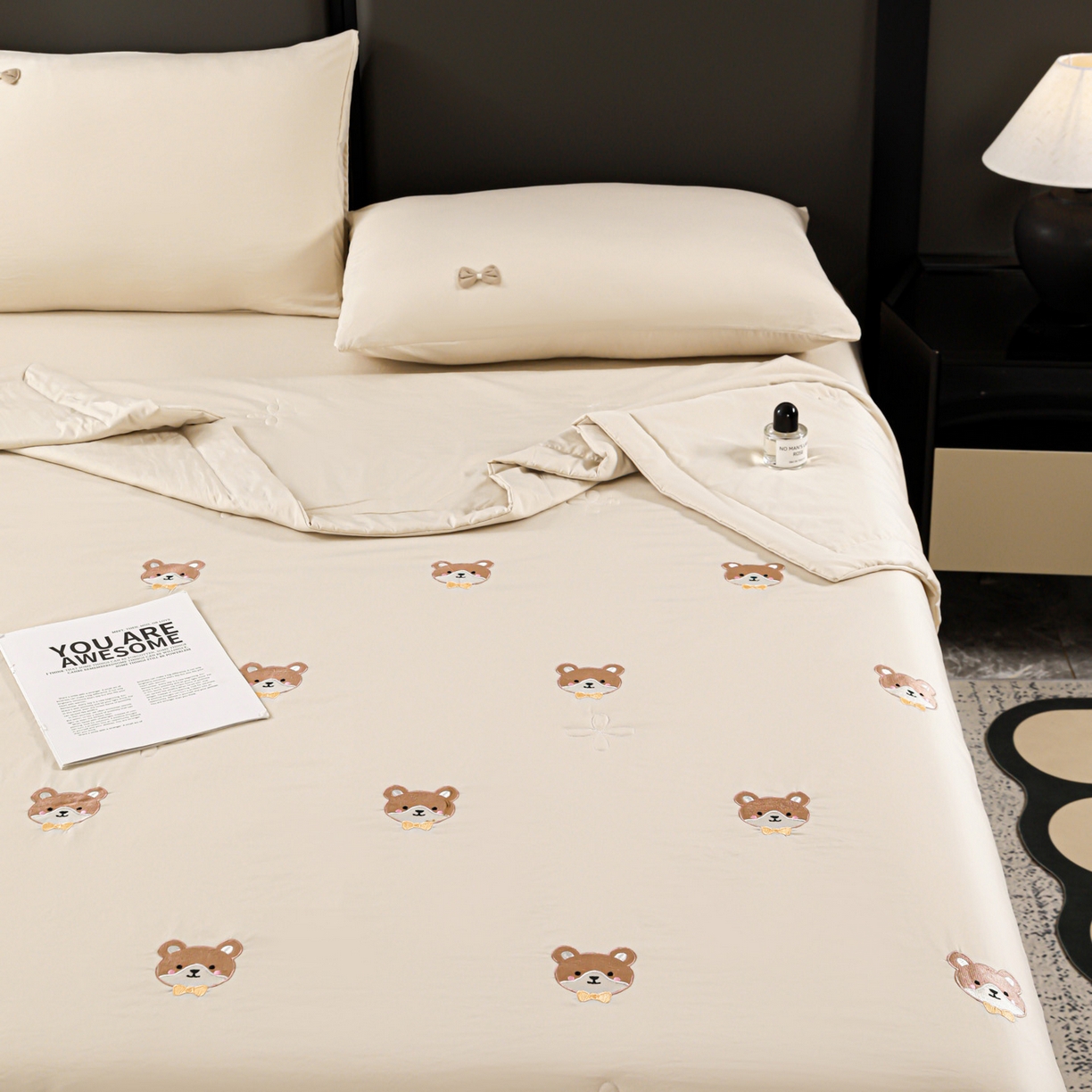 91家纺网 家纺一手货源 找家纺 佳鸿家纺 2026新款A类凉感冰柔丝刺绣手包边夏凉被夏被四件套 提供质检报告 奶咖小熊