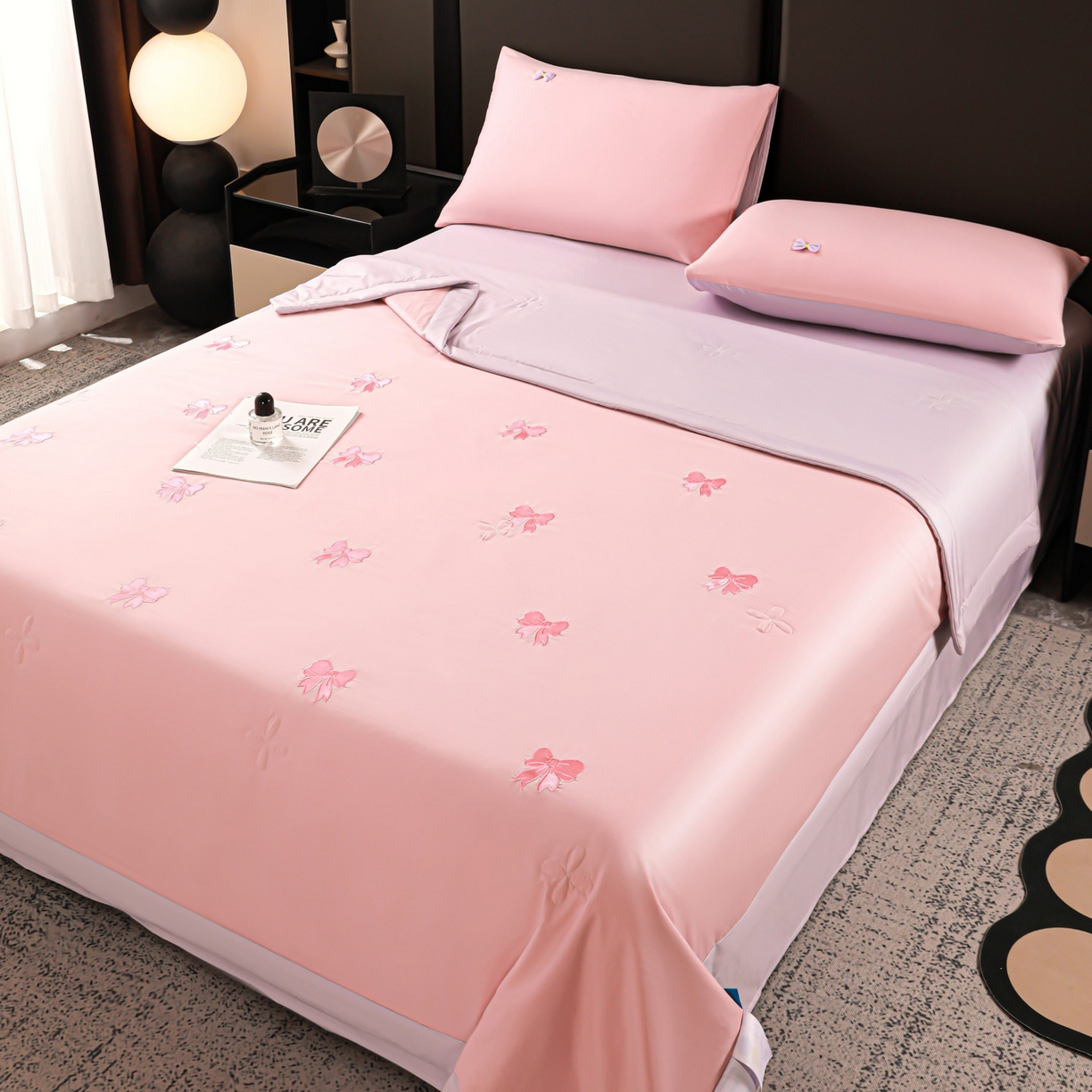 91家纺网 家纺一手货源 找家纺 佳鸿家纺 2026新款A类凉感冰柔丝刺绣手包边夏凉被夏被四件套 提供质检报告 粉紫蝴蝶结