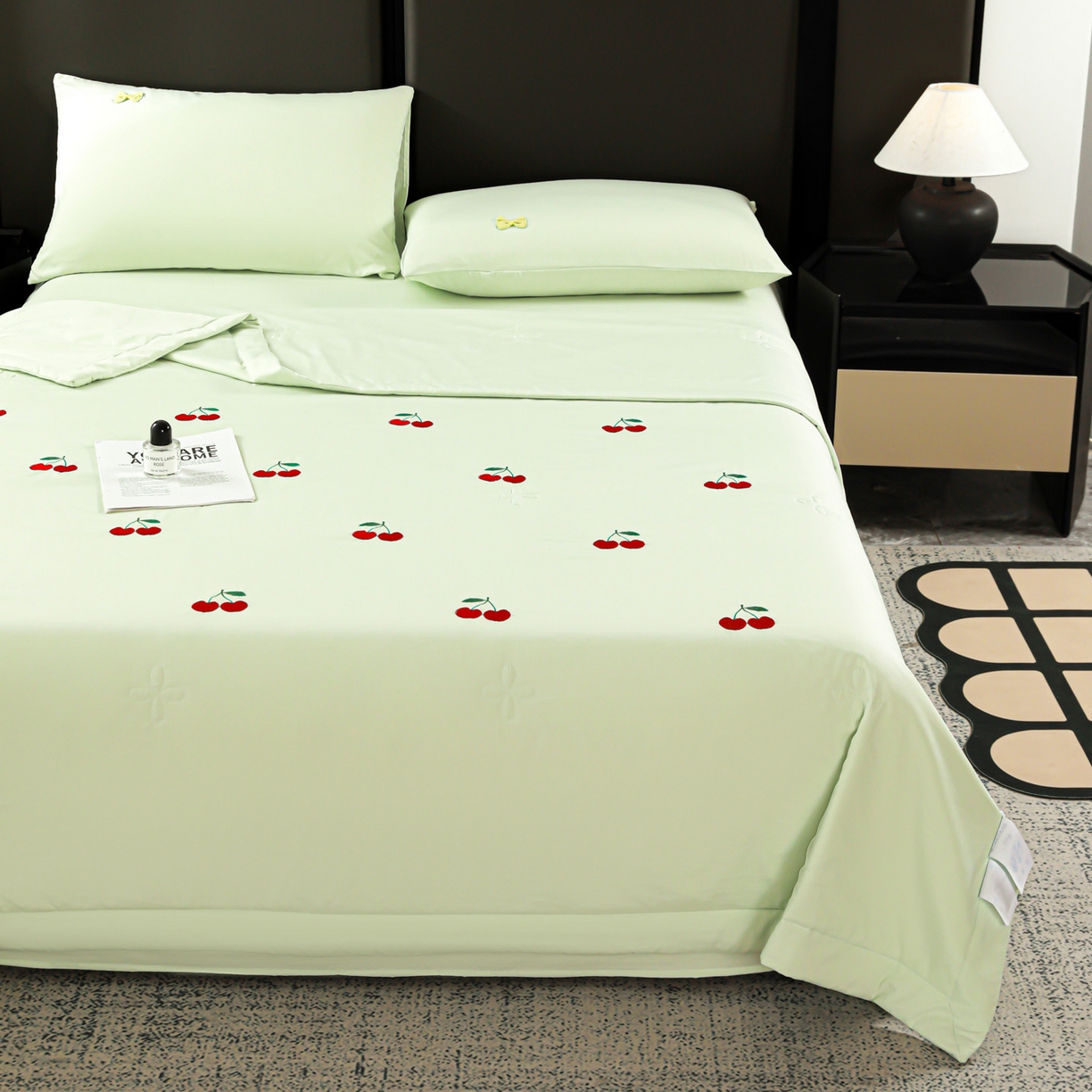 91家纺网 家纺一手货源 找家纺 佳鸿家纺 2026新款A类凉感冰柔丝刺绣手包边夏凉被夏被四件套 提供质检报告 薄荷樱桃