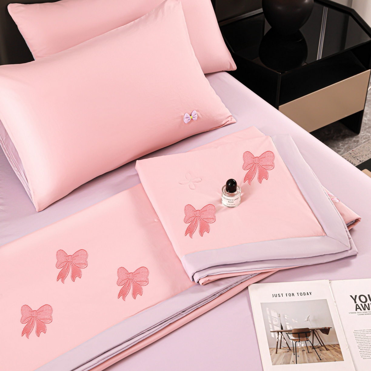 91家纺网 家纺一手货源 找家纺 佳鸿家纺 2026新款A类凉感冰柔丝刺绣手包边夏凉被夏被四件套 提供质检报告 粉紫蝴蝶结