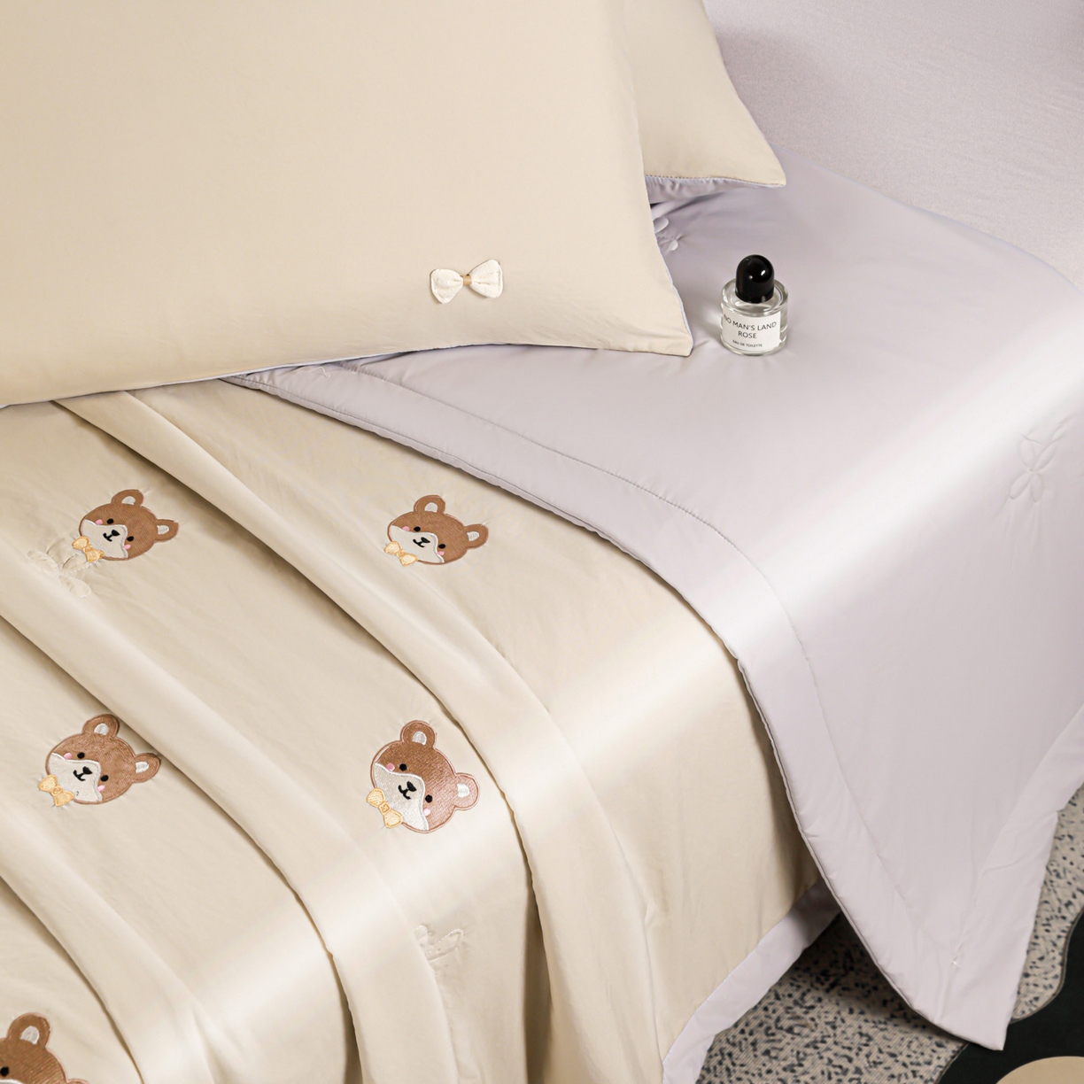 91家纺网 家纺一手货源 找家纺 佳鸿家纺 2026新款A类凉感冰柔丝刺绣手包边夏凉被夏被四件套 提供质检报告 咖+灰小熊