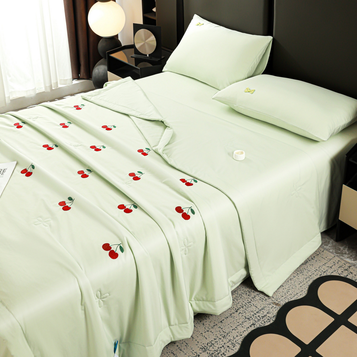 91家纺网 家纺一手货源 找家纺 佳鸿家纺 2026新款A类凉感冰柔丝刺绣手包边夏凉被夏被四件套 提供质检报告 薄荷樱桃