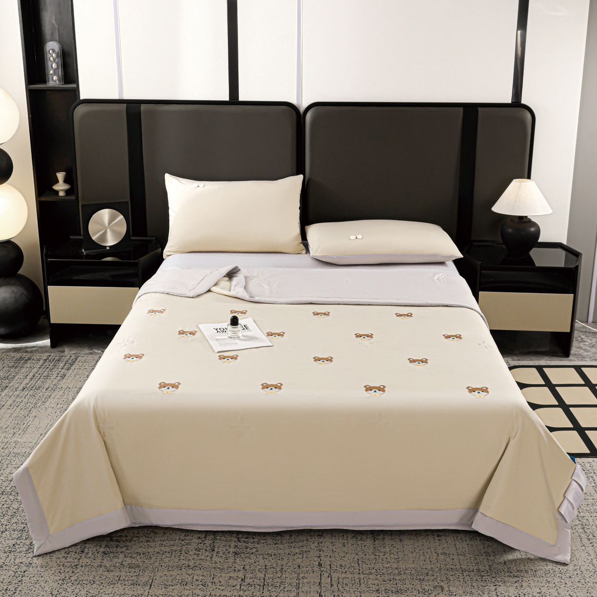 91家纺网 家纺一手货源 找家纺 佳鸿家纺 2026新款A类凉感冰柔丝刺绣手包边夏凉被夏被四件套 提供质检报告 咖+灰小熊