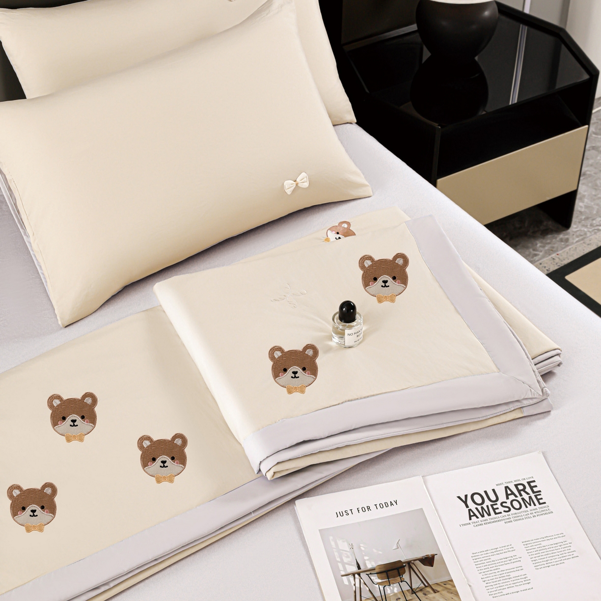 91家纺网 家纺一手货源 找家纺 佳鸿家纺 2026新款A类凉感冰柔丝刺绣手包边夏凉被夏被四件套 提供质检报告 咖+灰小熊