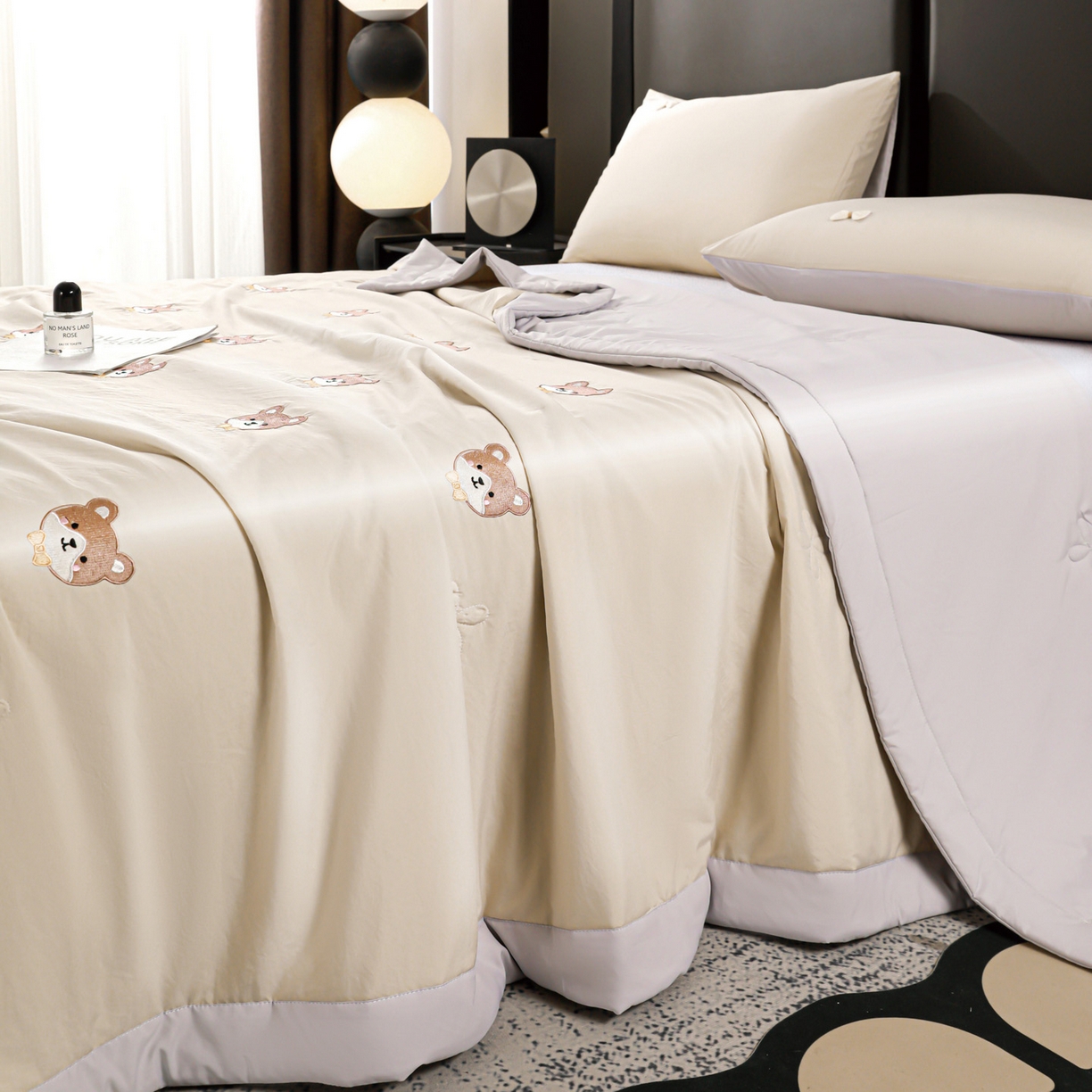 91家纺网 家纺一手货源 找家纺 佳鸿家纺 2026新款A类凉感冰柔丝刺绣手包边夏凉被夏被四件套 提供质检报告 咖+灰小熊