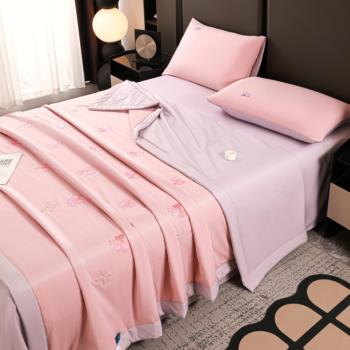 91家纺网 家纺一手货源 找家纺 佳鸿家纺 2026新款A类凉感冰柔丝刺绣手包边夏凉被夏被四件套 提供质检报告 粉紫蝴蝶结