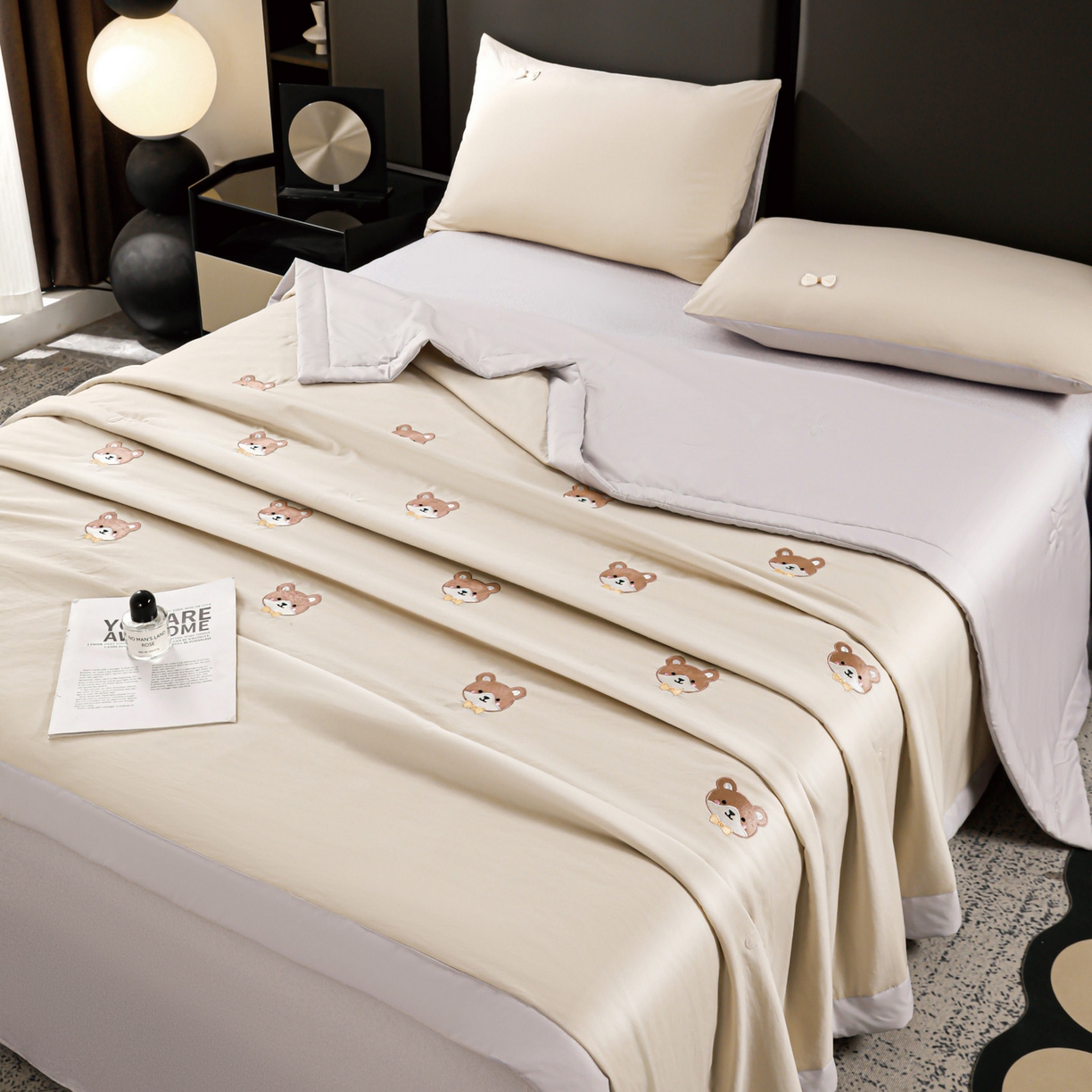 91家纺网 家纺一手货源 找家纺 佳鸿家纺 2026新款A类凉感冰柔丝刺绣手包边夏凉被夏被四件套 提供质检报告 咖+灰小熊