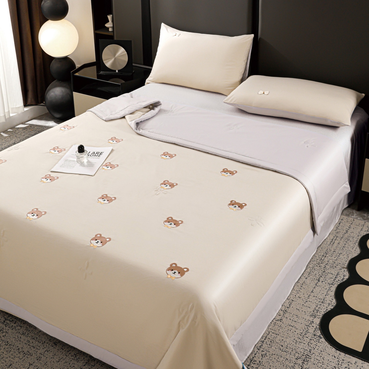 91家纺网 家纺一手货源 找家纺 佳鸿家纺 2026新款A类凉感冰柔丝刺绣手包边夏凉被夏被四件套 提供质检报告 咖+灰小熊