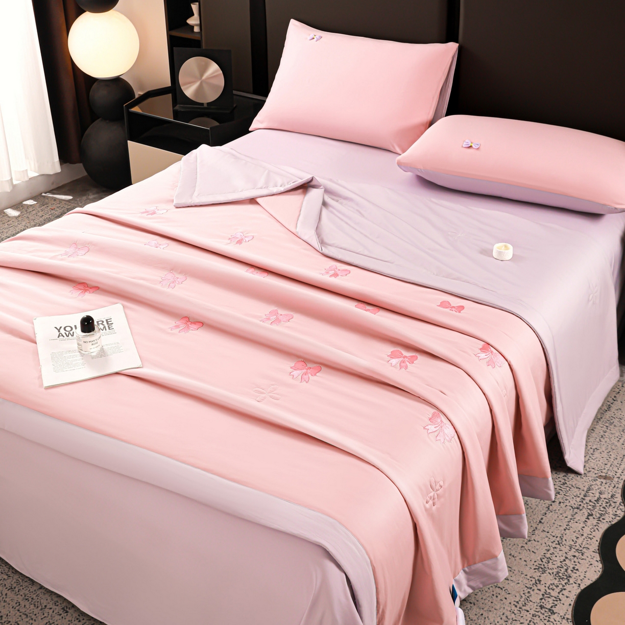 91家纺网 家纺一手货源 找家纺 佳鸿家纺 2026新款A类凉感冰柔丝刺绣手包边夏凉被夏被四件套 提供质检报告 粉紫蝴蝶结