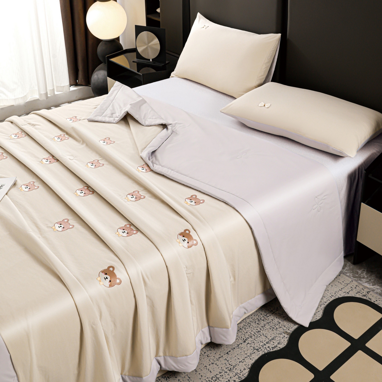 91家纺网 家纺一手货源 找家纺 佳鸿家纺 2026新款A类凉感冰柔丝刺绣手包边夏凉被夏被四件套 提供质检报告 咖+灰小熊