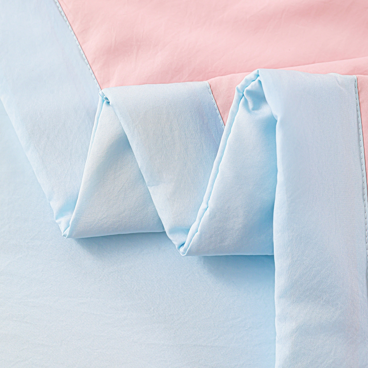 91家纺网 家纺一手货源 找家纺 佳鸿家纺 2026新款A类凉感冰柔丝刺绣手包边夏凉被夏被四件套 提供质检报告 粉蓝kt