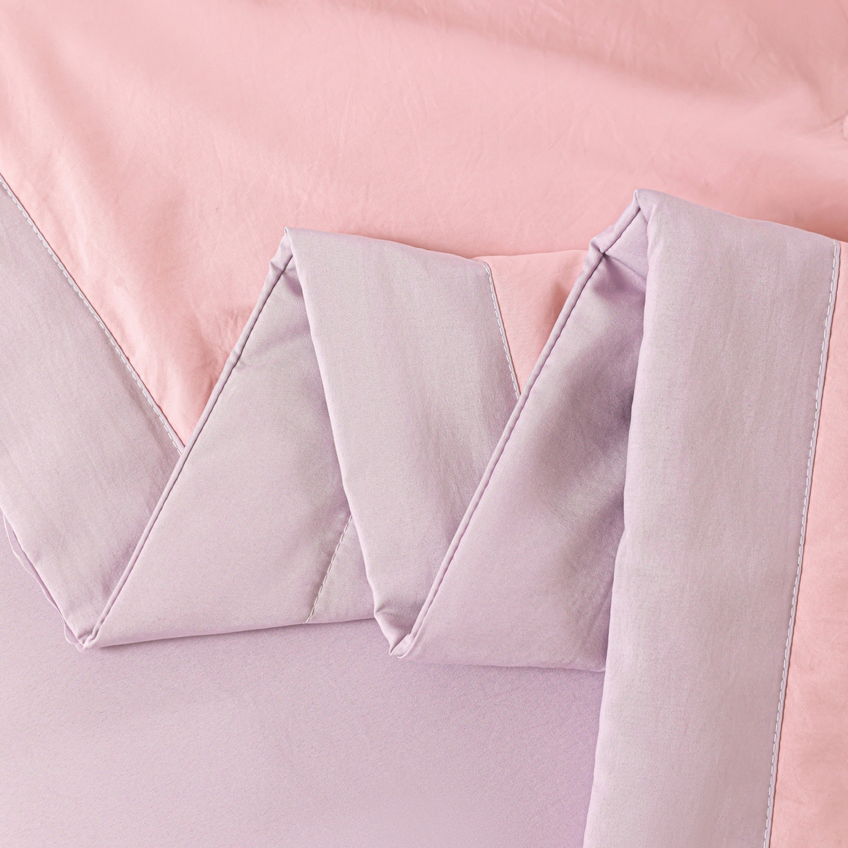 91家纺网 家纺一手货源 找家纺 佳鸿家纺 2026新款A类凉感冰柔丝刺绣手包边夏凉被夏被四件套 提供质检报告 粉紫蝴蝶结