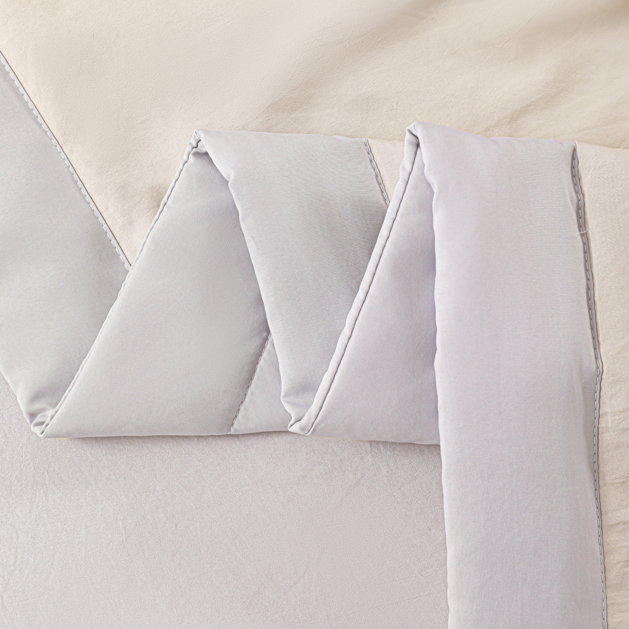 91家纺网 家纺一手货源 找家纺 佳鸿家纺 2026新款A类凉感冰柔丝刺绣手包边夏凉被夏被四件套 提供质检报告 咖+灰小熊