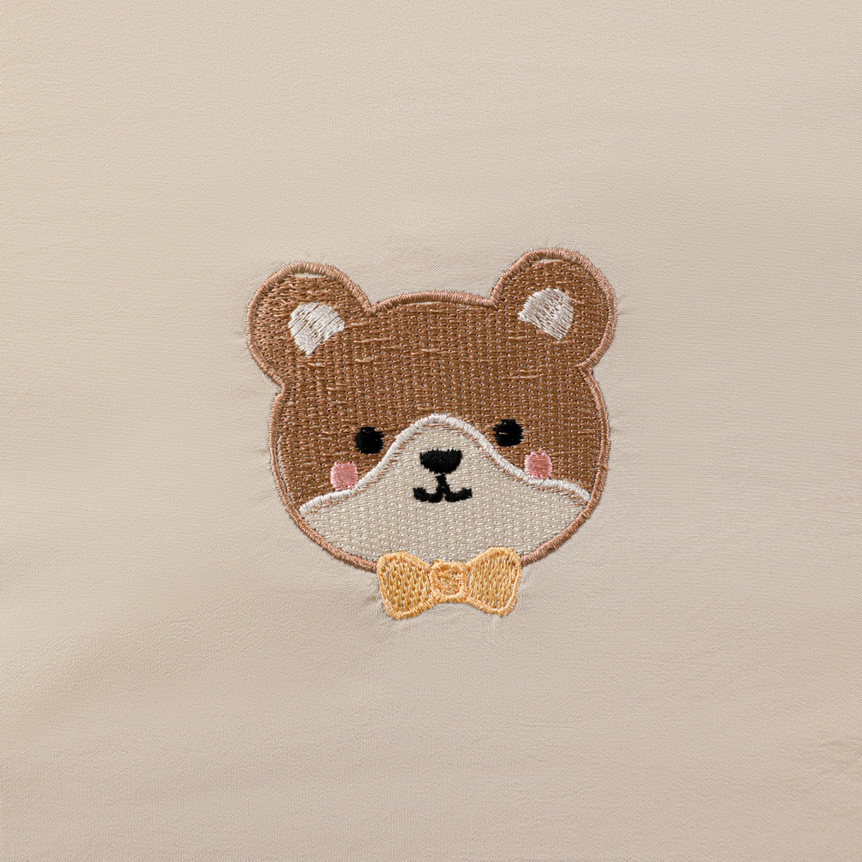 91家纺网 家纺一手货源 找家纺 佳鸿家纺 2026新款A类凉感冰柔丝刺绣手包边夏凉被夏被四件套 提供质检报告 咖+灰小熊