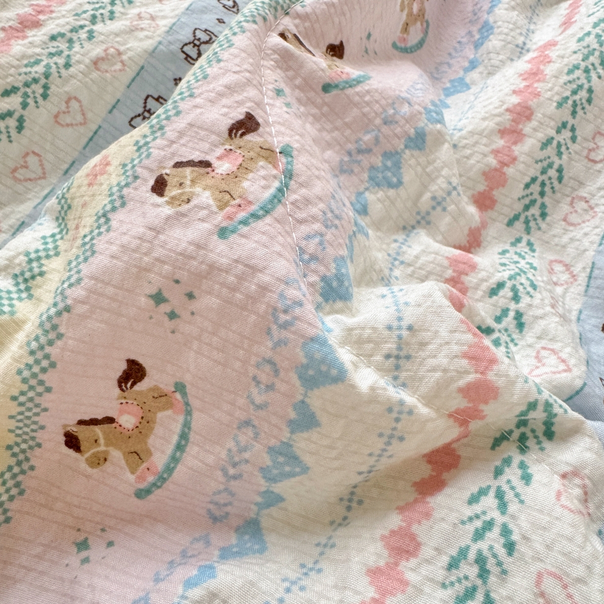 91家纺网 家纺一手货源 找家纺 禾沐 2026新款云感泡芙棉床盖夏被四件套AA款（夏被款） 甜心木马卷