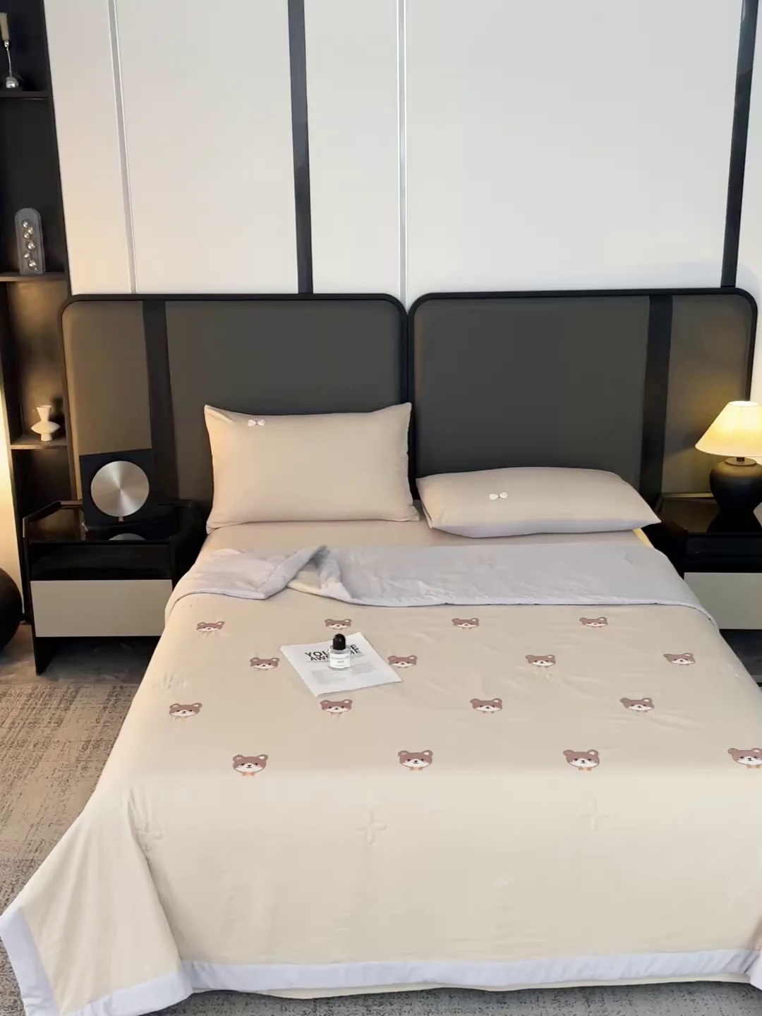 91家纺网 家纺一手货源 找家纺 佳鸿家纺 2026新款A类凉感冰柔丝刺绣手包边夏凉被夏被四件套 提供质检报告 咖+灰小熊