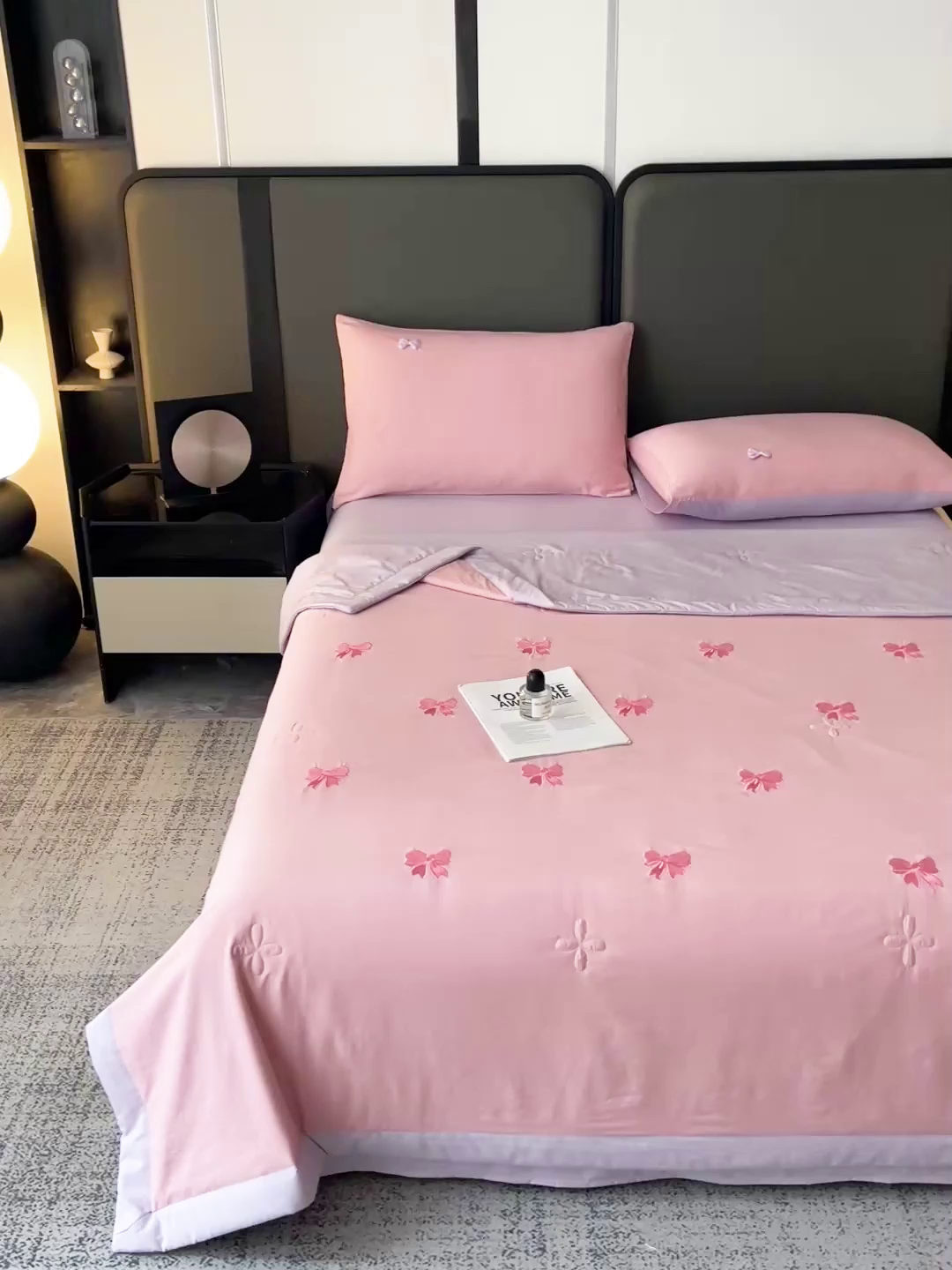 91家纺网 家纺一手货源 找家纺 佳鸿家纺 2026新款A类凉感冰柔丝刺绣手包边夏凉被夏被四件套 提供质检报告 粉紫蝴蝶结
