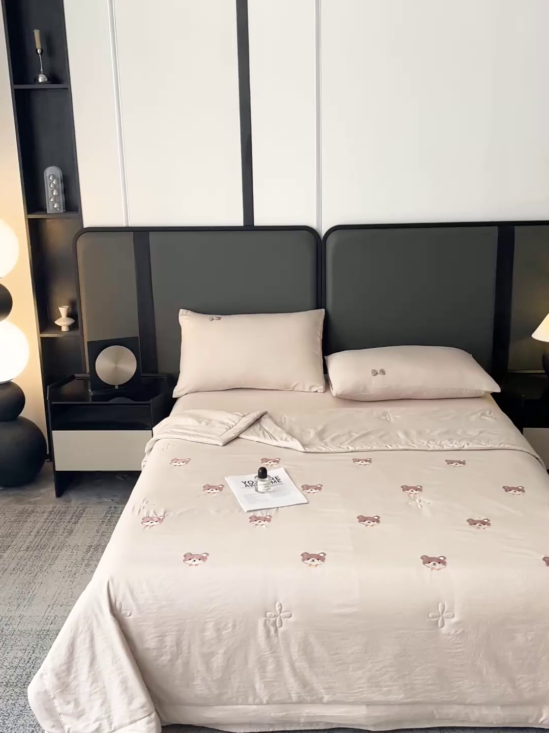 91家纺网 家纺一手货源 找家纺 佳鸿家纺 2026新款A类凉感冰柔丝刺绣手包边夏凉被夏被四件套 提供质检报告 奶咖小熊