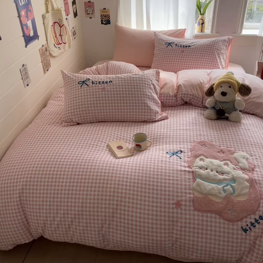 91家纺网 家纺一手货源 找家纺 2026新款卡通刺绣四件套水洗棉毛巾绣三件套学生宿舍被套床笠贴布绣