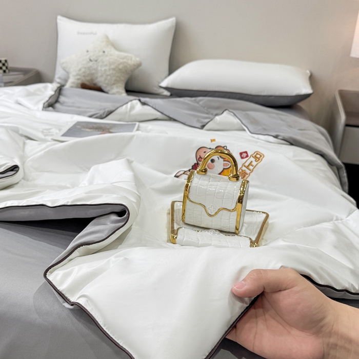 91家纺网 家纺一手货源 找家纺 蕾诺家纺 2026新款冰丝烫画夏被空调被夏凉被 被子被芯 灰白