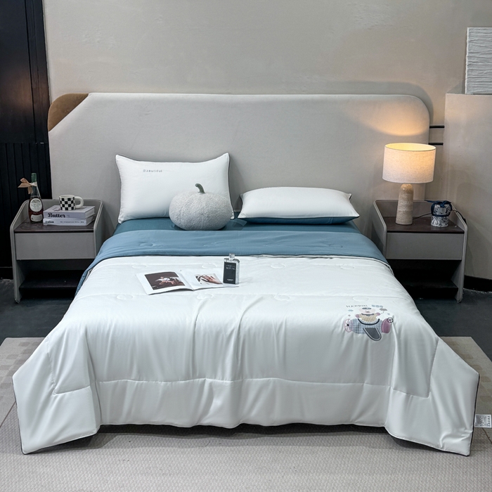 91家纺网 家纺一手货源 找家纺 蕾诺家纺 2026新款冰丝烫画夏被空调被夏凉被 被子被芯 蓝白