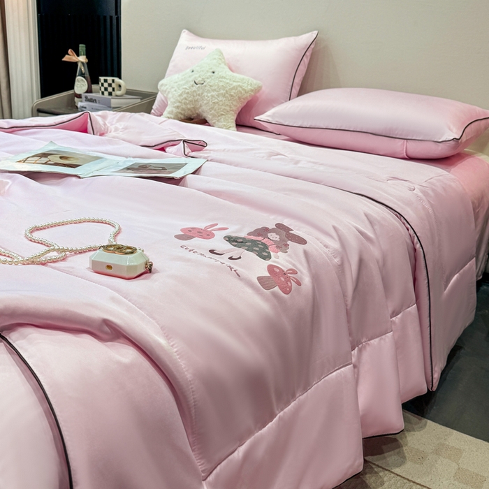 91家纺网 家纺一手货源 找家纺 蕾诺家纺 2026新款冰丝烫画夏被空调被夏凉被 被子被芯 粉色