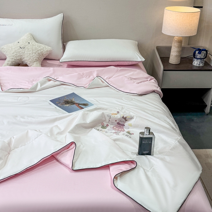 91家纺网 家纺一手货源 找家纺 蕾诺家纺 2026新款冰丝烫画夏被空调被夏凉被 被子被芯 粉白