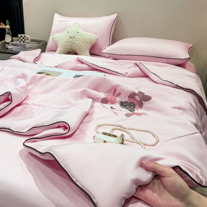 91家纺网 家纺一手货源 找家纺 蕾诺家纺 2026新款冰丝烫画夏被空调被夏凉被 被子被芯 粉色