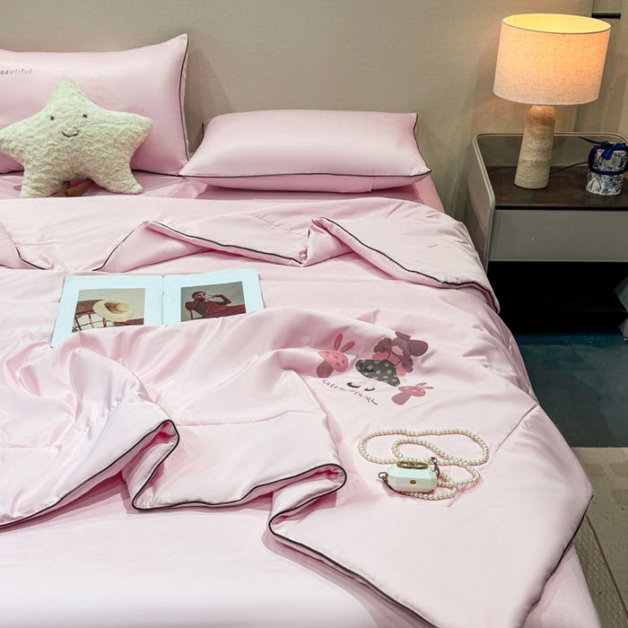 91家纺网 家纺一手货源 找家纺 蕾诺家纺 2026新款冰丝烫画夏被空调被夏凉被 被子被芯 粉色