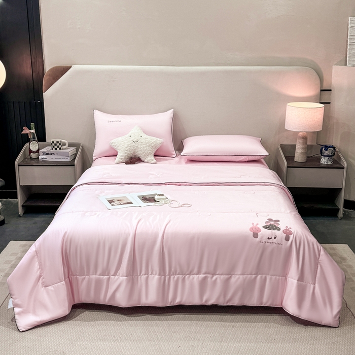 91家纺网 家纺一手货源 找家纺 蕾诺家纺 2026新款冰丝烫画夏被空调被夏凉被 被子被芯 粉色