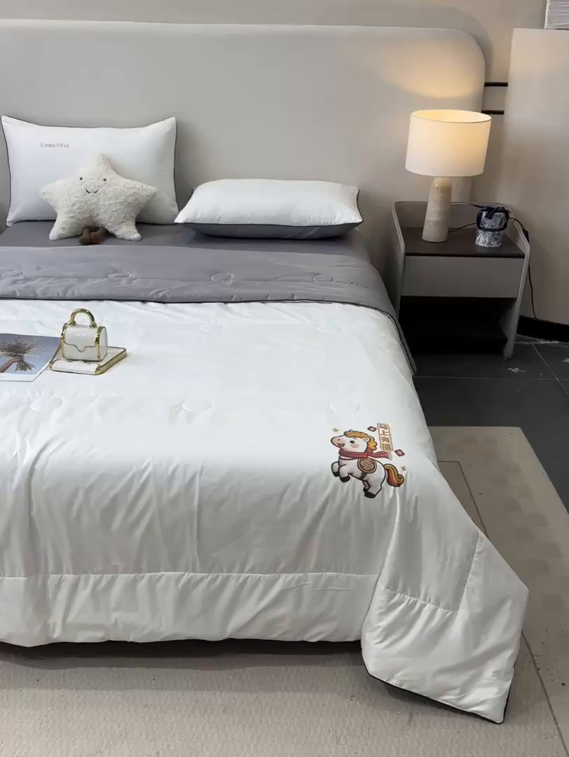 91家纺网 家纺一手货源 找家纺 蕾诺家纺 2026新款冰丝烫画夏被空调被夏凉被 被子被芯 灰白