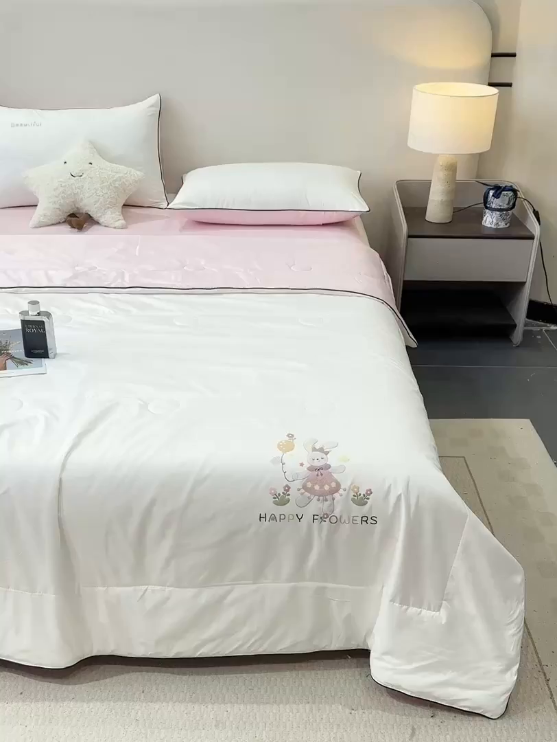 91家纺网 家纺一手货源 找家纺 蕾诺家纺 2026新款冰丝烫画夏被空调被夏凉被 被子被芯 粉白