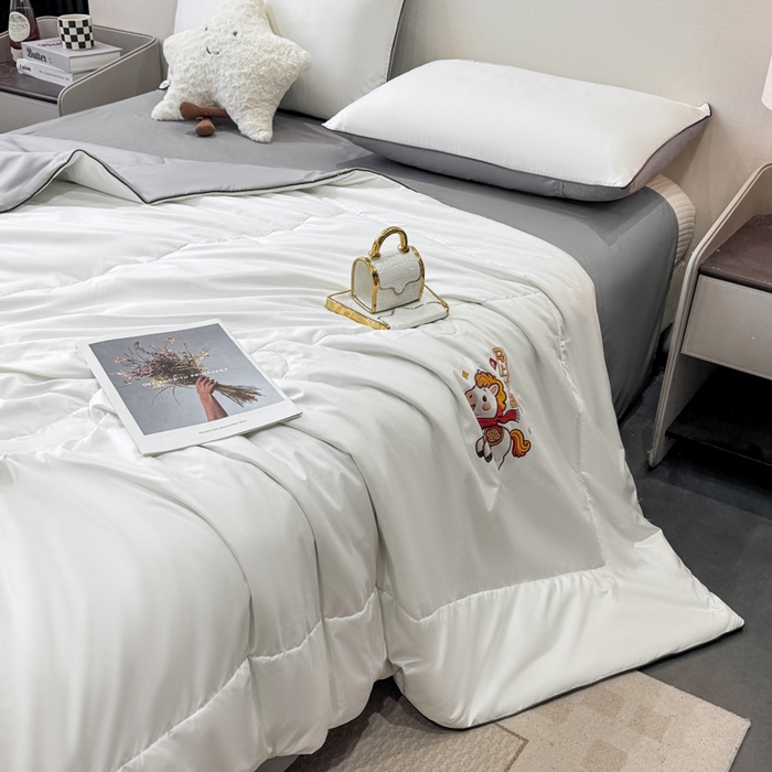 91家纺网 家纺一手货源 找家纺 蕾诺家纺 2026新款冰丝烫画夏被空调被夏凉被 被子被芯 灰白