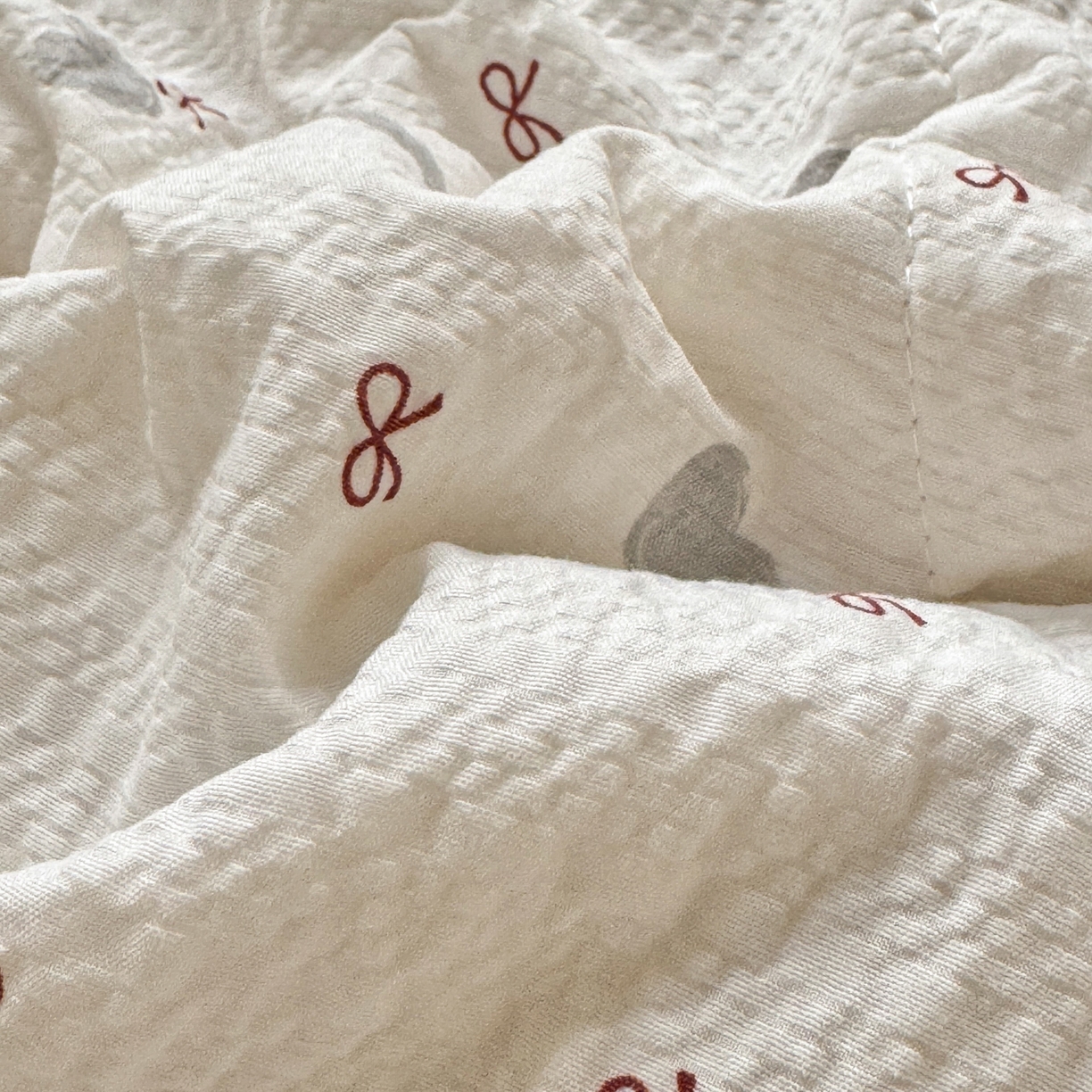 91家纺网 家纺一手货源 找家纺 禾沐 2026新款云感泡芙棉床盖夏被四件套AA款（夏被款） 灰蝴蝶结