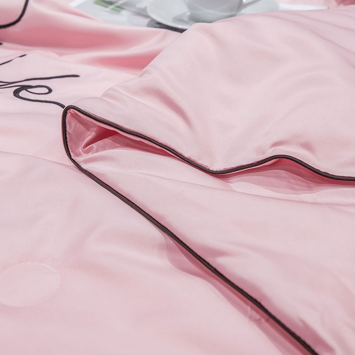 91家纺网 家纺一手货源 找家纺 蕾诺家纺 2026新款冰丝刺绣真丝轻奢简约夏被 被子被芯 潮流-奶油粉