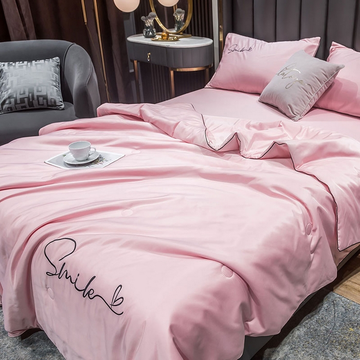 91家纺网 家纺一手货源 找家纺 蕾诺家纺 2026新款冰丝刺绣真丝轻奢简约夏被 被子被芯 潮流-奶油粉