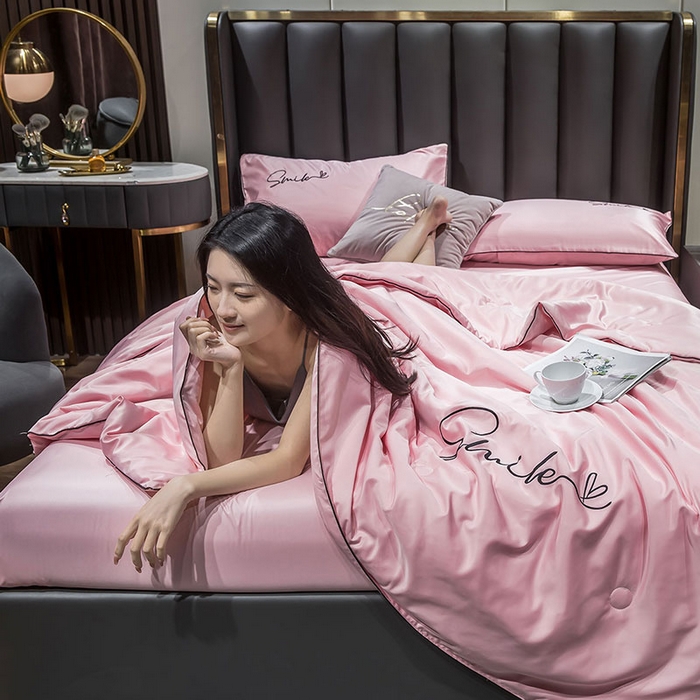 91家纺网 家纺一手货源 找家纺 蕾诺家纺 2026新款冰丝刺绣真丝轻奢简约夏被 被子被芯 潮流-奶油粉