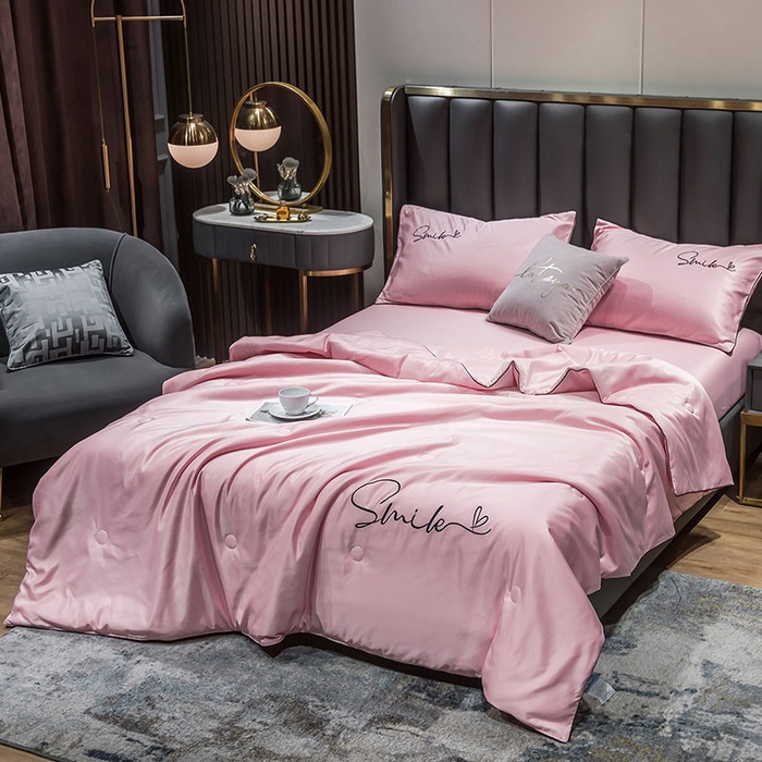 91家纺网 家纺一手货源 找家纺 蕾诺家纺 2026新款冰丝刺绣真丝轻奢简约夏被 被子被芯 潮流-奶油粉