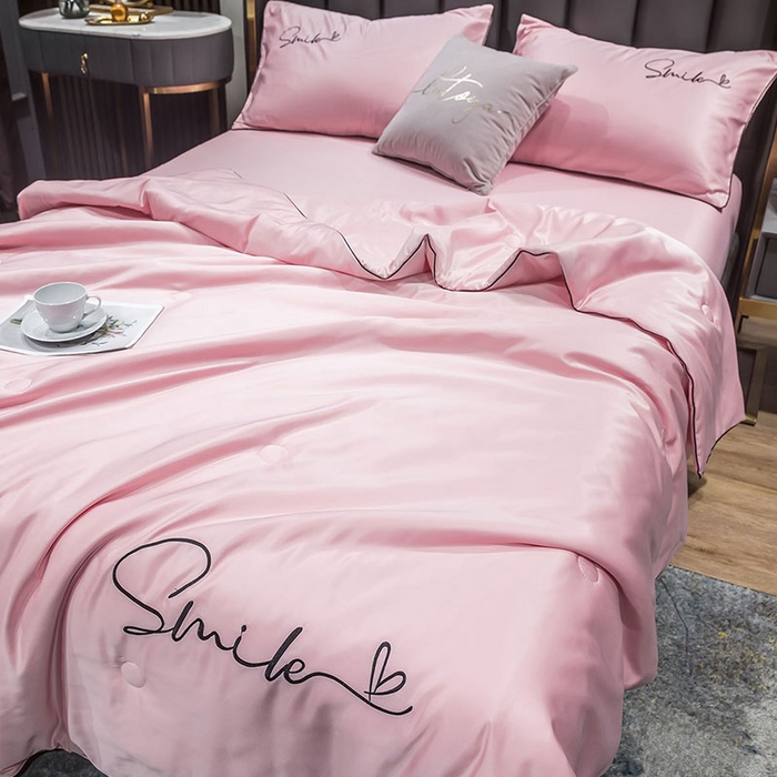 91家纺网 家纺一手货源 找家纺 蕾诺家纺 2026新款冰丝刺绣真丝轻奢简约夏被 被子被芯 潮流-奶油粉