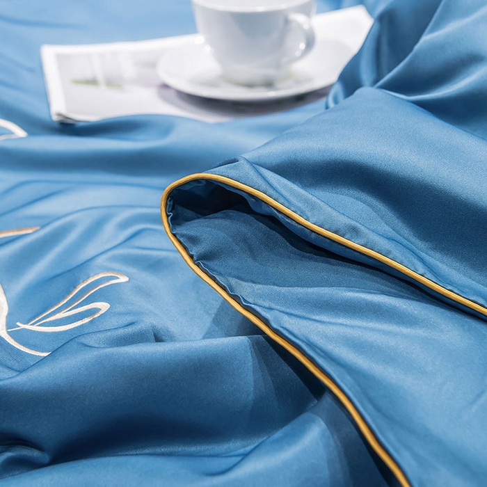 91家纺网 家纺一手货源 找家纺 蕾诺家纺 2026新款冰丝刺绣真丝轻奢简约夏被 被子被芯 潮流-月光蓝