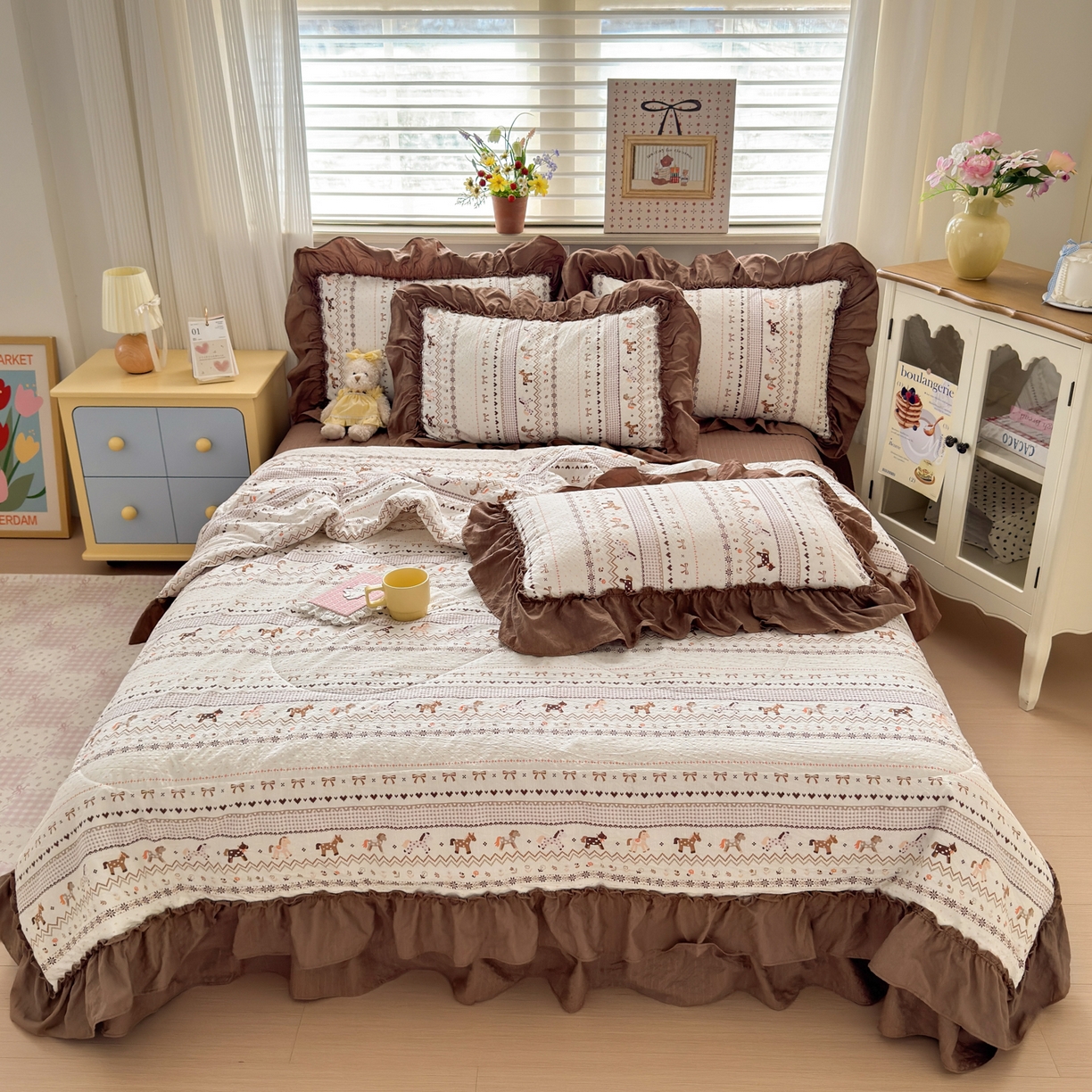 91家纺网 家纺一手货源 找家纺 禾沐 2026新款云感泡芙棉床盖夏被四件套AA款（夏被款） 栗色木马纹