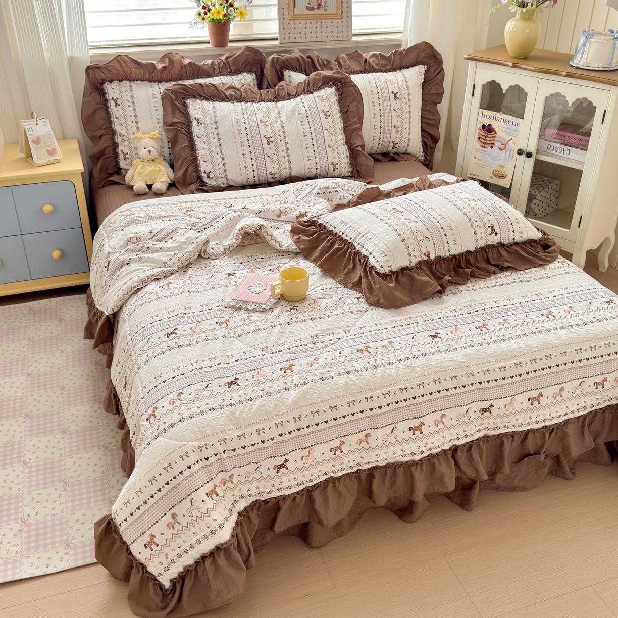 91家纺网 家纺一手货源 找家纺 禾沐 2026新款云感泡芙棉床盖夏被四件套AA款（夏被款） 栗色木马纹