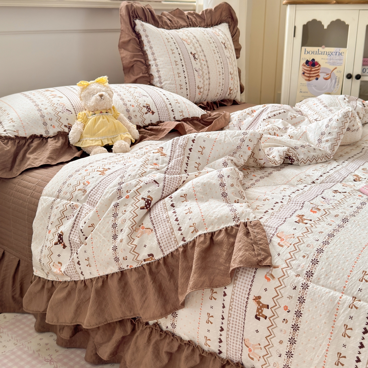 91家纺网 家纺一手货源 找家纺 禾沐 2026新款云感泡芙棉床盖夏被四件套AA款（夏被款） 栗色木马纹