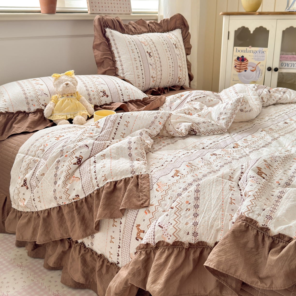 91家纺网 家纺一手货源 找家纺 禾沐 2026新款云感泡芙棉床盖夏被四件套AA款（夏被款） 栗色木马纹