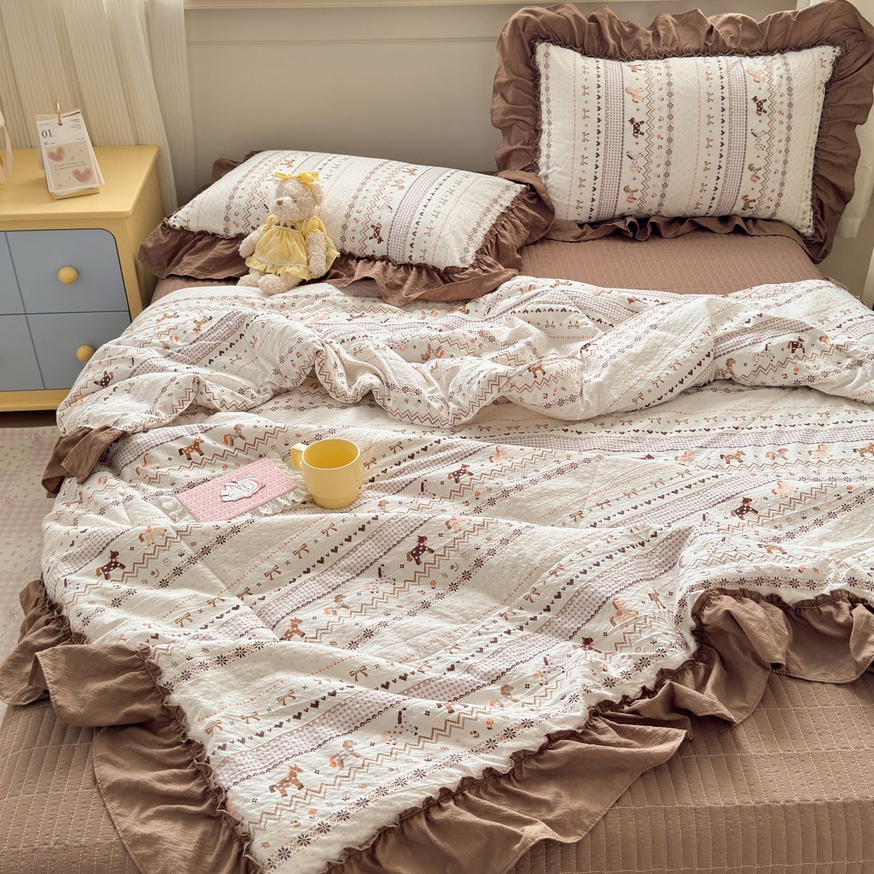 91家纺网 家纺一手货源 找家纺 禾沐 2026新款云感泡芙棉床盖夏被四件套AA款（夏被款） 栗色木马纹