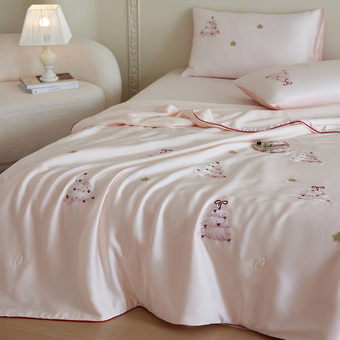 91家纺网 家纺一手货源 找家纺 沐珩家纺 2026新款莱赛尔天丝绣花夏被四件套嵌绳款-萌神系列 冰粉夏日